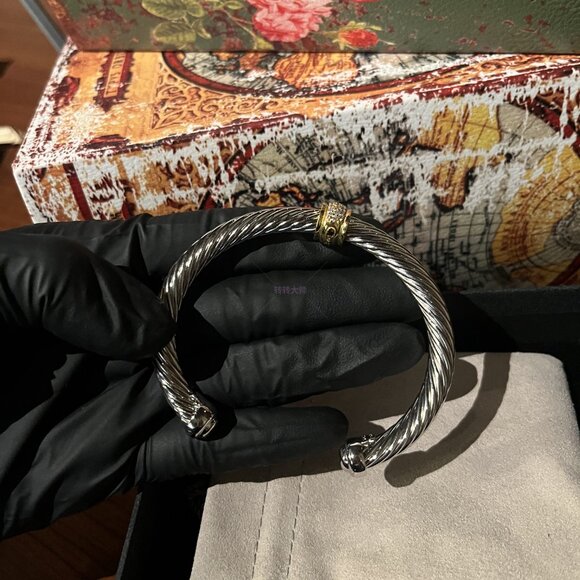 D̲a̲v̲i̲d̲ ̲Y̲u̲r̲m̲a̲n̲ 18K Bracelet with Pave Diamond Station 7mm - Picture 3 of 4